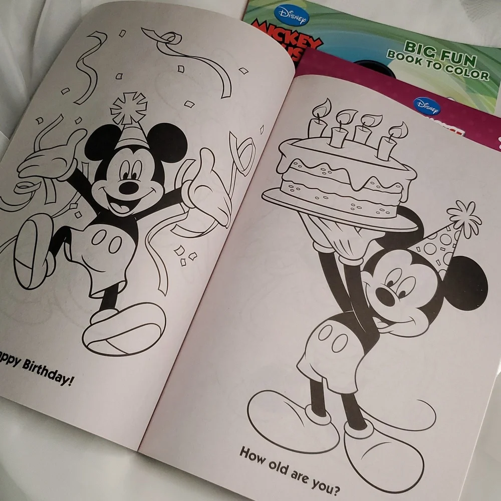 Mickey Mouse Coloring and‎ Activity Book Set